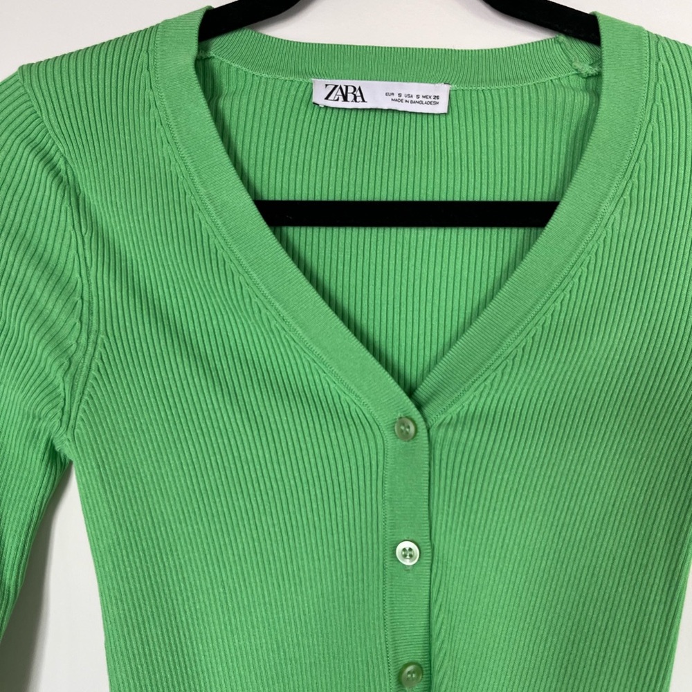 Zara Green Cardigan with V-neck and Ribbed Texture. Size Small